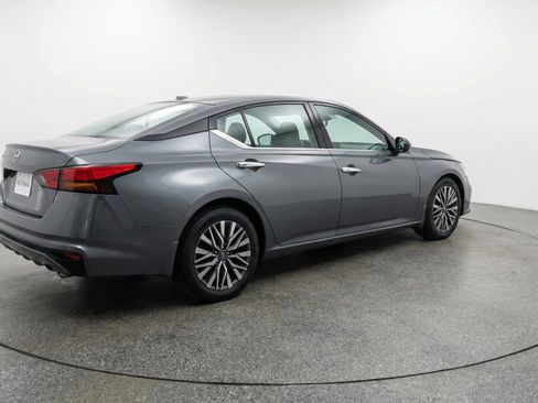 Used 2025 Nissan Altima 2.5 SV image 5