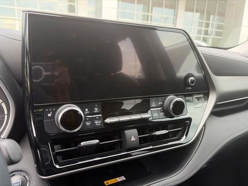 Used 2023 Toyota Highlander XLE FWD image 2