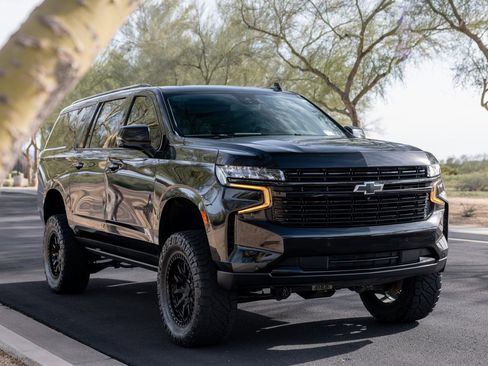 Used 2023 Chevrolet Suburban RST w/ Sport Performance Package image 8