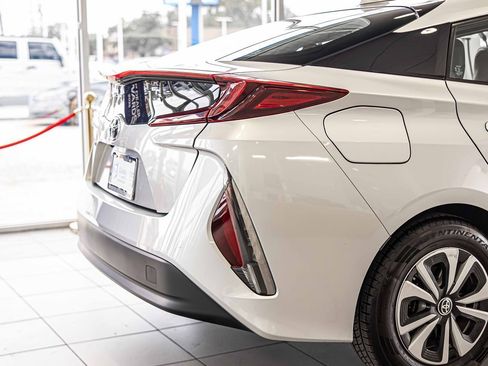Used 2018 Toyota Prius Prime Premium image 14
