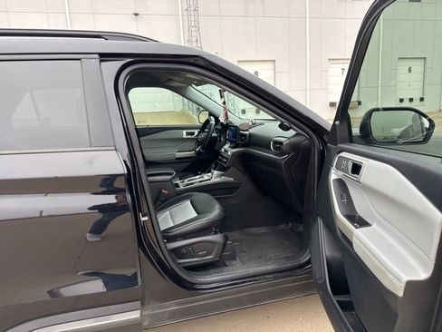 Used 2022 Ford Explorer XLT w/ Equipment Group 202A image 9