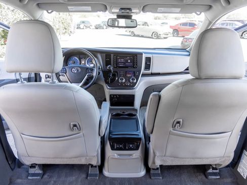 Used 2018 Toyota Sienna XLE image 17