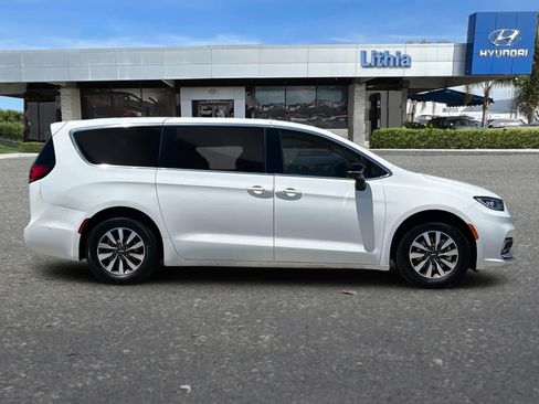 Used 2024 Chrysler Pacifica Limited FWD image 9