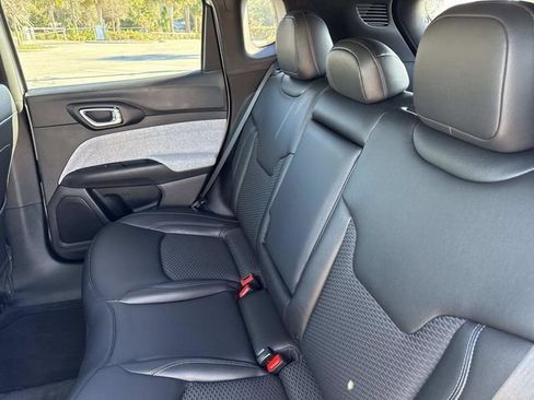 Used 2025 Jeep Compass Latitude image 11