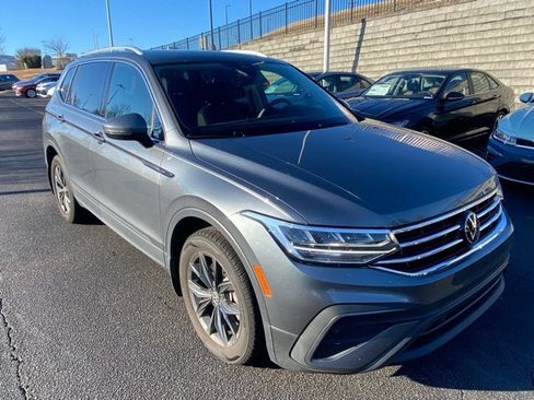 Used 2023 Volkswagen Tiguan SE image 1