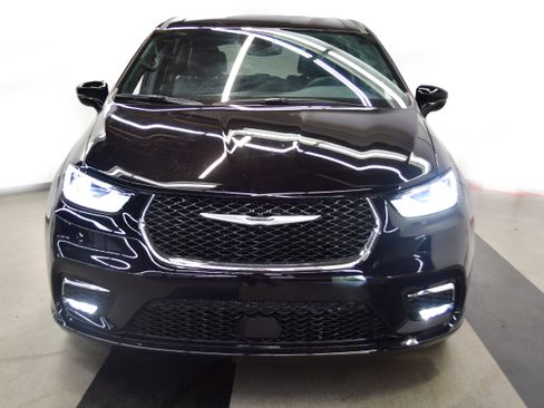 Used 2025 Chrysler Pacifica Select FWD image 3
