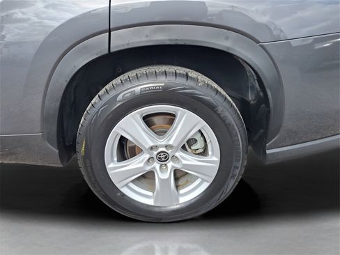 Used 2024 Toyota Highlander LE image 25