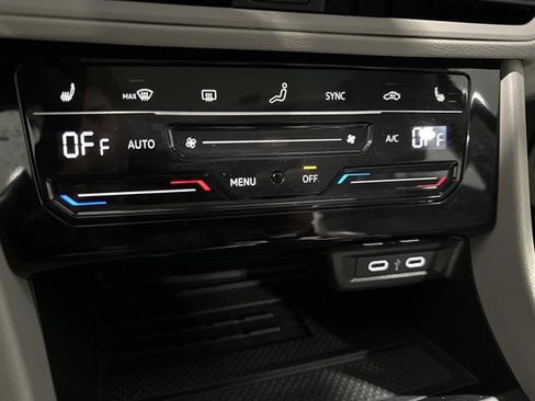 Certified 2025 Volkswagen Jetta SE image 30