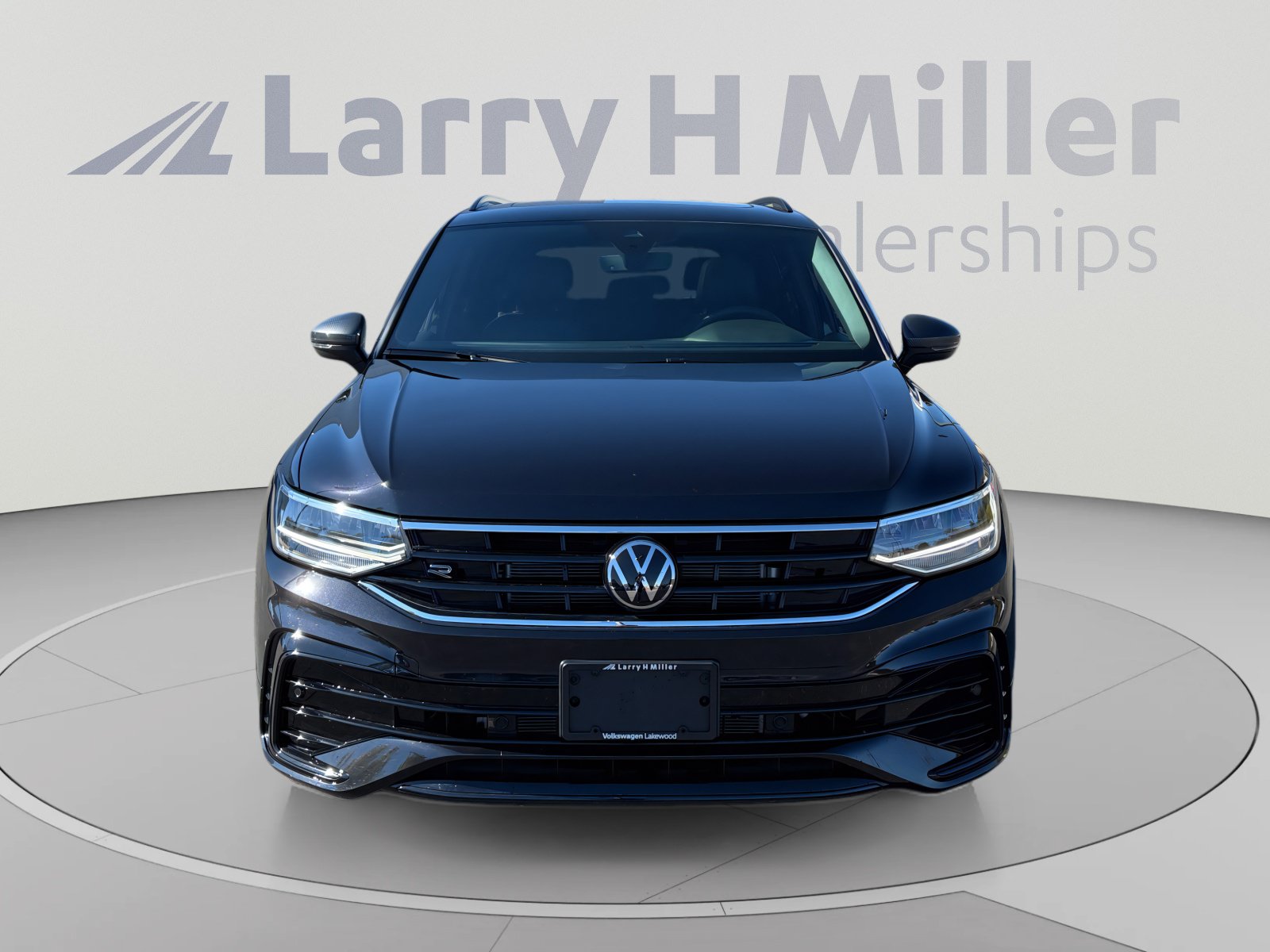 Used 2024 Volkswagen Tiguan SE R-Line AWD/4WD image 8