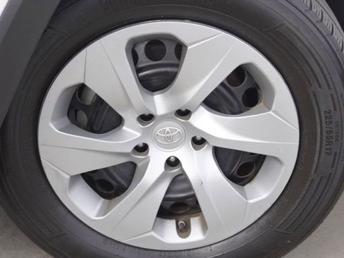 Used 2022 Toyota RAV4 LE FWD image 11