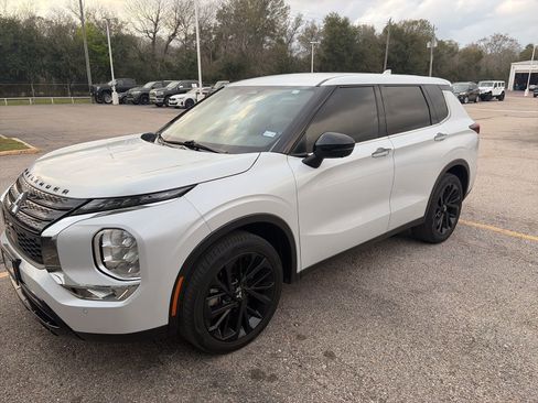 Used 2024 Mitsubishi Outlander SE Black Edition image 1