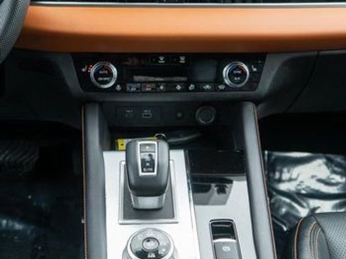 Used 2023 Mitsubishi Outlander AWD image 17