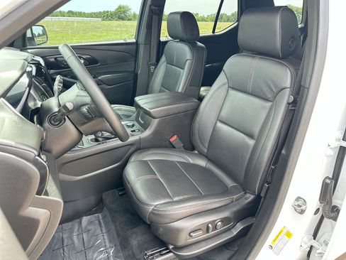 Used 2023 Chevrolet Traverse RS FWD image 11