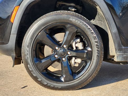 Used 2023 Jeep Grand Cherokee L Laredo image 14