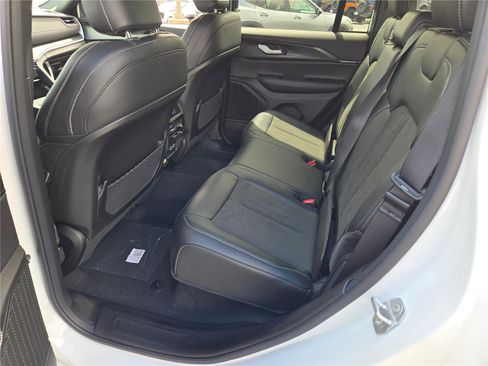 New 2025 Jeep Grand Cherokee Altitude image 20