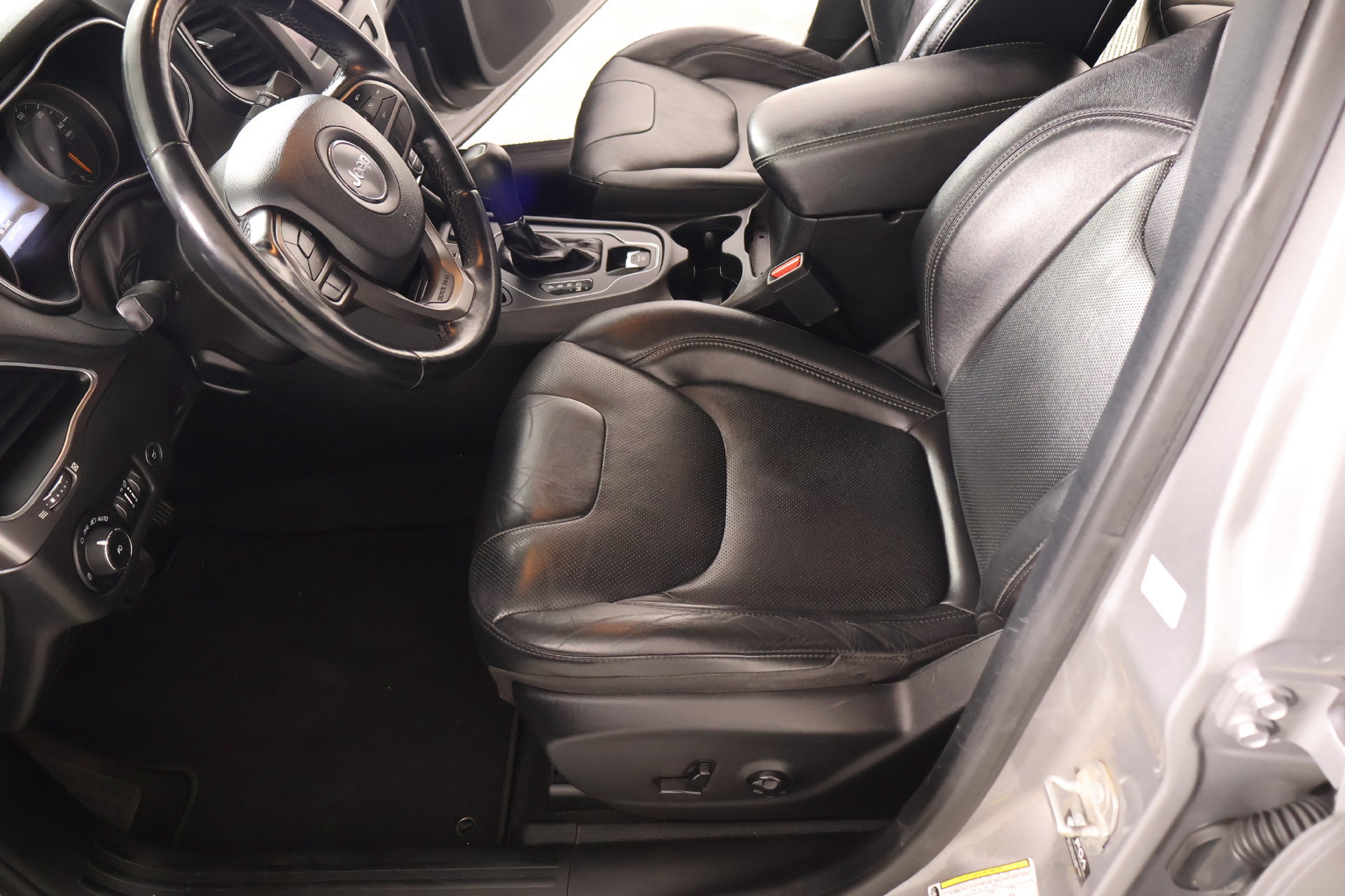 Used 2021 Jeep Cherokee Latitude Lux w/ Comfort/Convenience Group FWD image 11