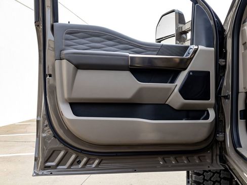 Used 2026 Ford F250 Platinum w/ Platinum Plus Package image 37