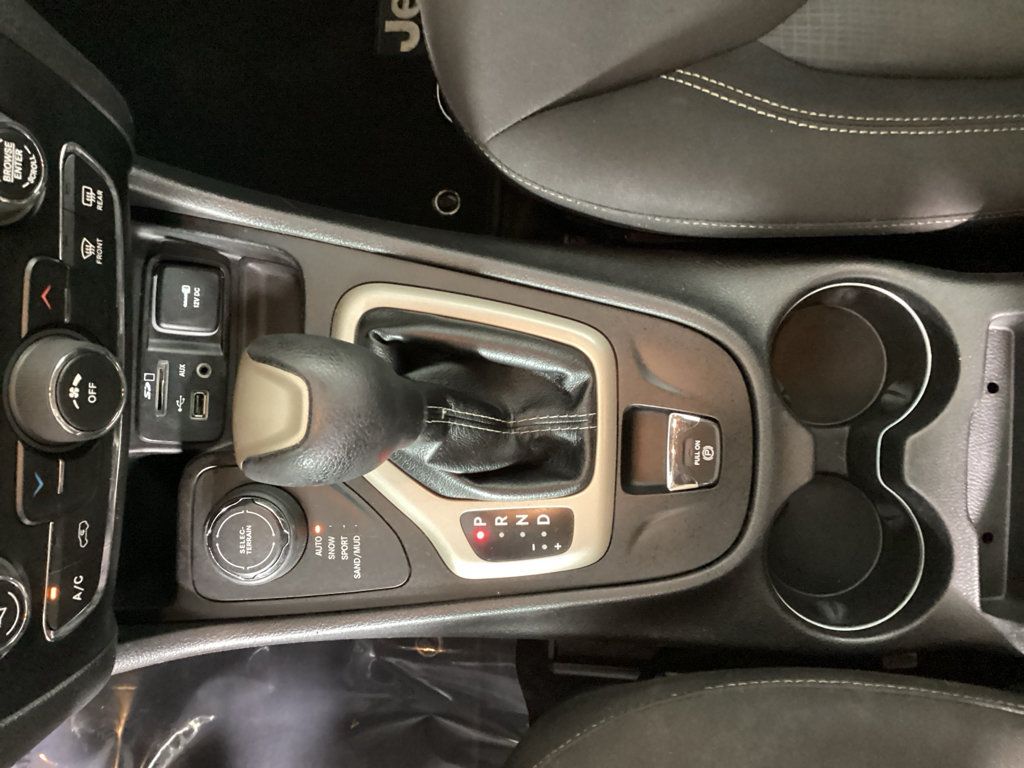 Used 2017 Jeep Cherokee Latitude AWD/4WD image 24