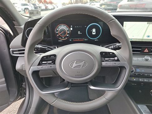 Used 2025 Hyundai Elantra SEL image 21