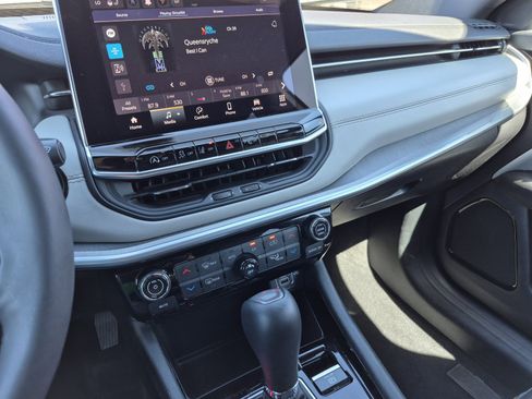 Used 2025 Jeep Compass Limited image 11