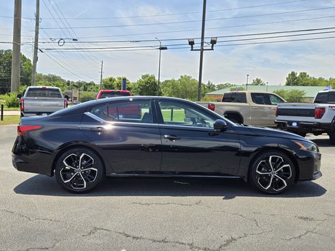Used 2024 Nissan Altima 2.5 SR FWD image 7