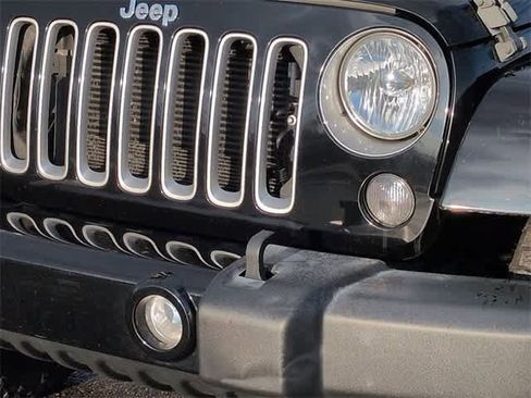 Used 2016 Jeep Wrangler Unlimited Sahara w/ Connectivity Group image 11