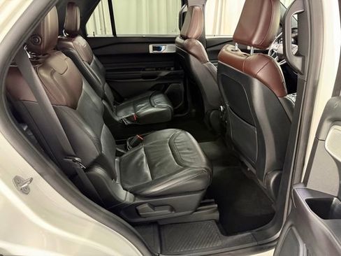 Used 2020 Ford Explorer Platinum w/ Premium Technology Package AWD/4WD image 8