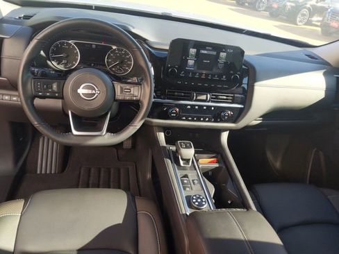 Used 2025 Nissan Pathfinder SL AWD/4WD image 22