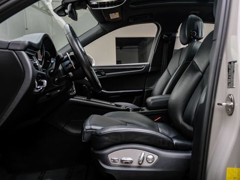 Used 2023 Porsche Macan AWD/4WD image 4