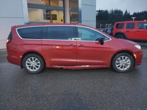 Used 2025 Chrysler Pacifica Select image 2