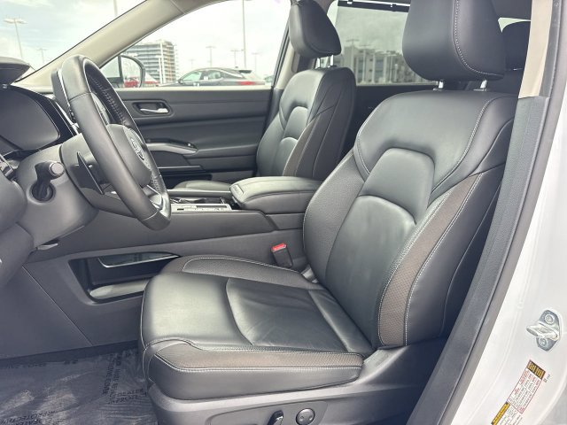 Used 2025 Nissan Pathfinder SL FWD image 11