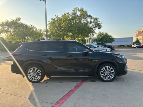Used 2024 Toyota Highlander Platinum FWD image 4