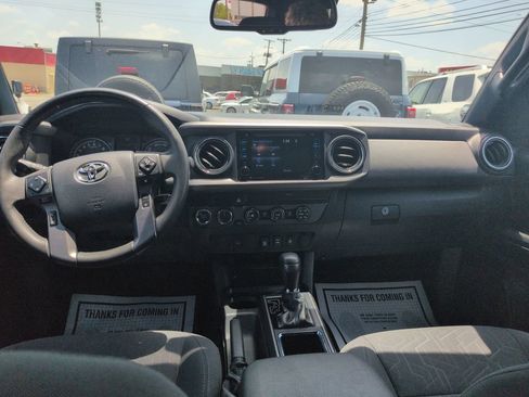 Used 2019 Toyota Tacoma TRD Off-Road AWD/4WD image 12