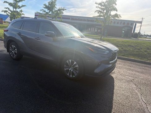 Used 2022 Toyota Highlander XLE AWD/4WD image 17
