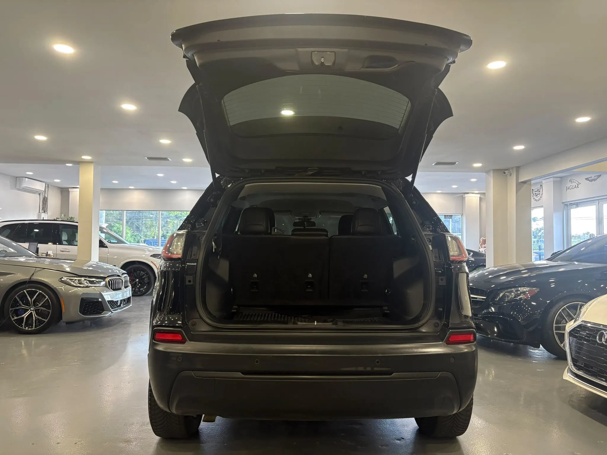 Used 2020 Jeep Cherokee Latitude Plus AWD/4WD image 31