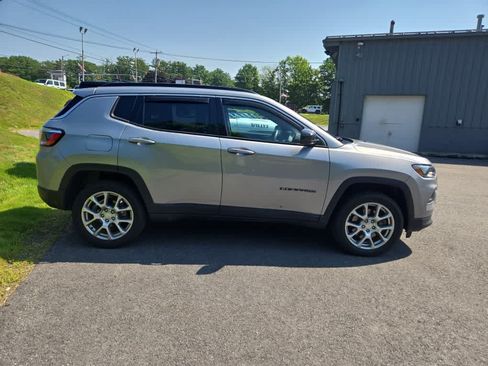 Used 2023 Jeep Compass Latitude AWD/4WD image 3