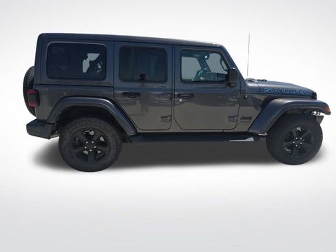 Used 2022 Jeep Wrangler Unlimited Sahara AWD/4WD image 39
