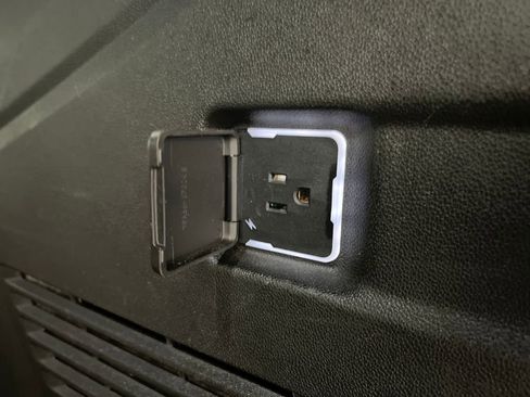 Used 2025 Chevrolet Suburban Z71 image 39