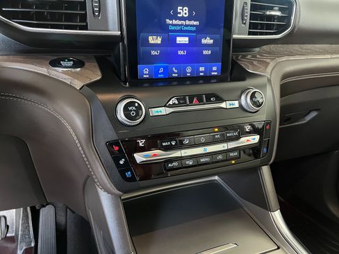 Used 2020 Ford Explorer Platinum w/ Premium Technology Package AWD/4WD image 15