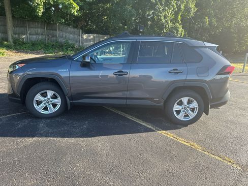 Used 2019 Toyota RAV4 XLE w/ Convenience Package AWD/4WD image 2