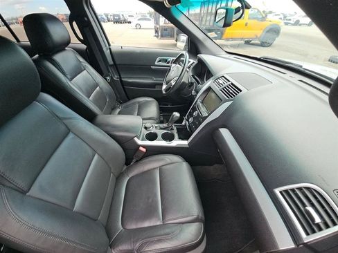 Used 2014 Ford Explorer XLT w/ Equipment Group 202A AWD/4WD image 14
