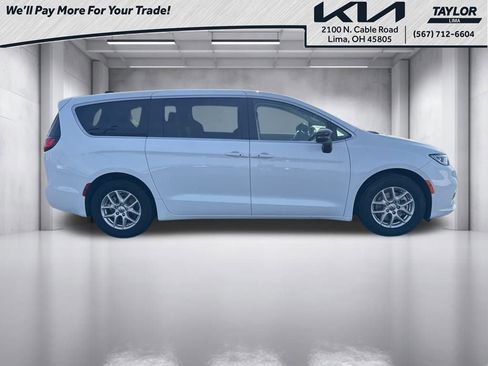 Used 2024 Chrysler Pacifica Touring-L image 4