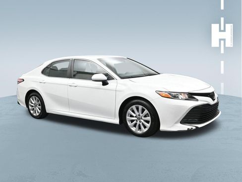 Used 2018 Toyota Camry LE FWD image 2