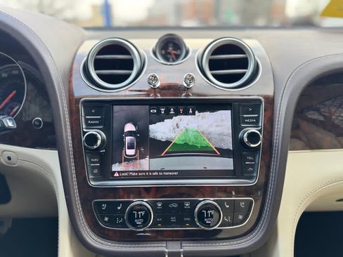 Used 2017 Bentley Bentayga image 20