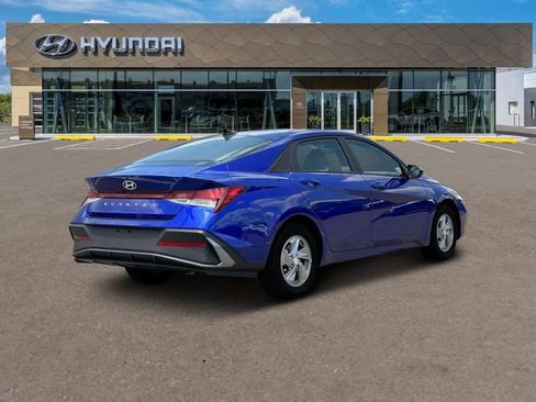 New 2025 Hyundai Elantra SE image 8