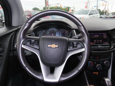 Used 2020 Chevrolet Trax LT w/ LT Convenience Package AWD/4WD image 45