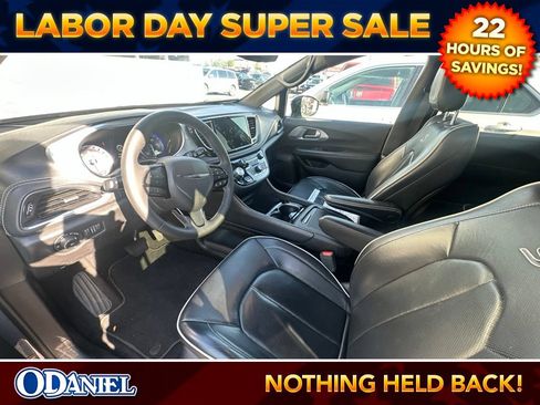 Used 2025 Chrysler Pacifica Limited FWD image 4