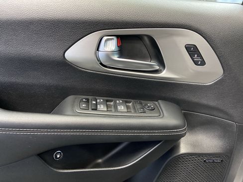 Used 2022 Chrysler Pacifica Limited w/ S Appearance Package image 12