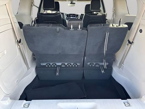 Used 2022 Chrysler Pacifica Touring-L FWD image 36