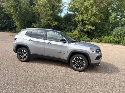 Used 2022 Jeep Compass Limited w/ Sun and Sound Group AWD/4WD image 16